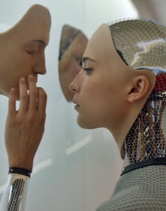 'Ex Machina' Review: Oscar Isaac Makes a Creepy Tech Genius in Chilly A ...