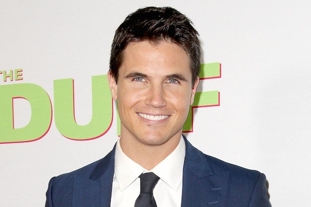 Robbie Amell e namorada