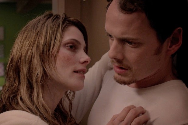 Dallas Spanks Hard Melissa Ashley - Zombie Ashley Greene Is Anton Yelchin's Stage 5 Clinger in ...