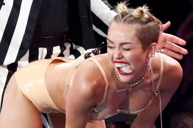 Molly Cyrus Porn - 10 Craziest Miley Cyrus Moments Since Twerk-tastic MTV VMA Performance