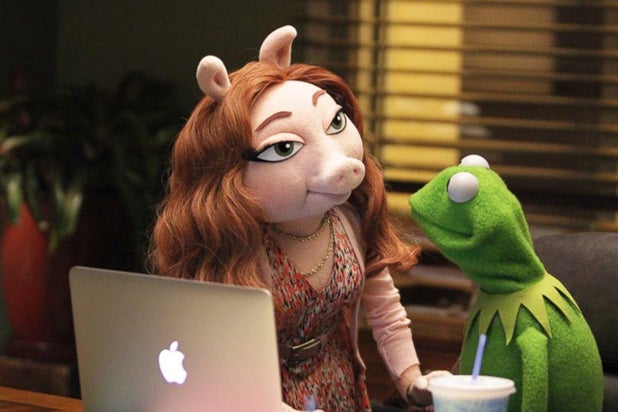 Abc S The Muppets Reveals First Look At Kermit The Frog S New Love Interest Photo