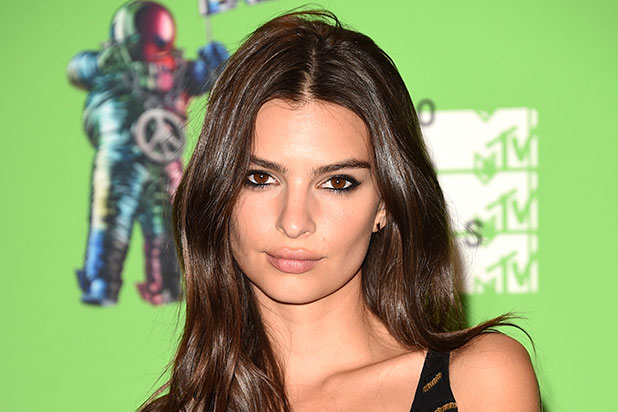 618px x 412px - Emily Ratajkowski Calls 'Blurred Lines' Music Video 'Bane of My Existence'