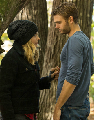325px x 412px - The 5th Wave' Review: Chloe Grace Moretz in Laughable YA Tale