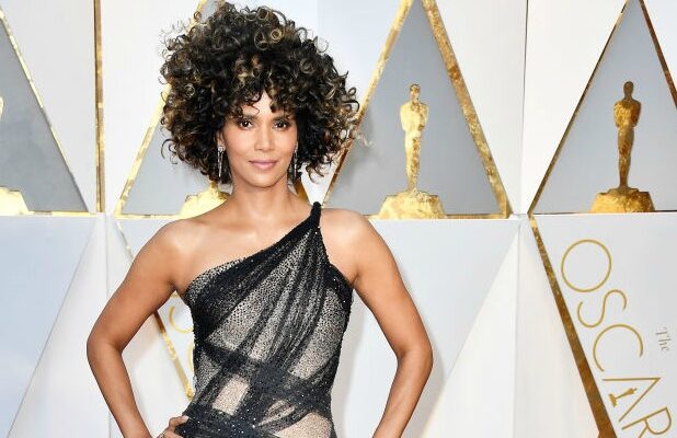 Halle Berry S Wild Hair At Oscars Divides Twitter Vintage Whitney Or Bride Of Frankenstein