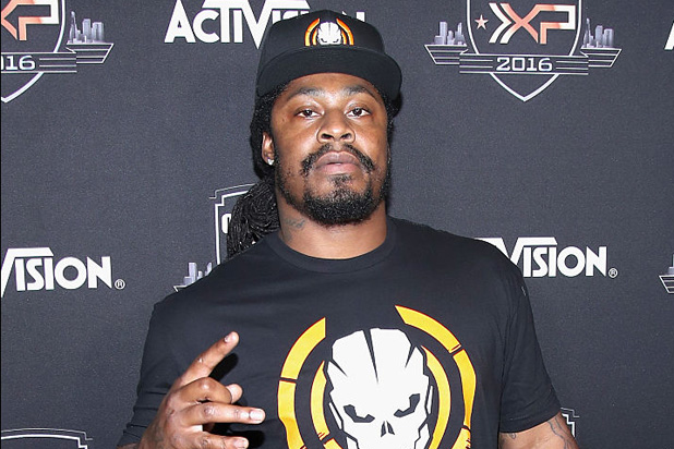 Marshawn Lynch shows up to Raiders game in 'Everybody vs. Trump' T-shirt