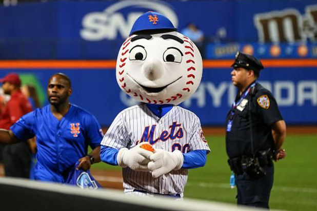 Mets Mascot Gives Fan the Finger and Twitter Celebrates - TheWrap