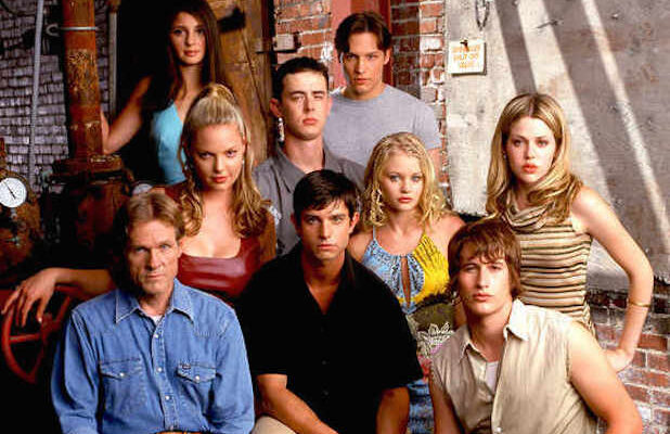 Vampire Diaries Co Creator Julie Plec To Direct Untitled Roswell Reboot Pilot For The Cw