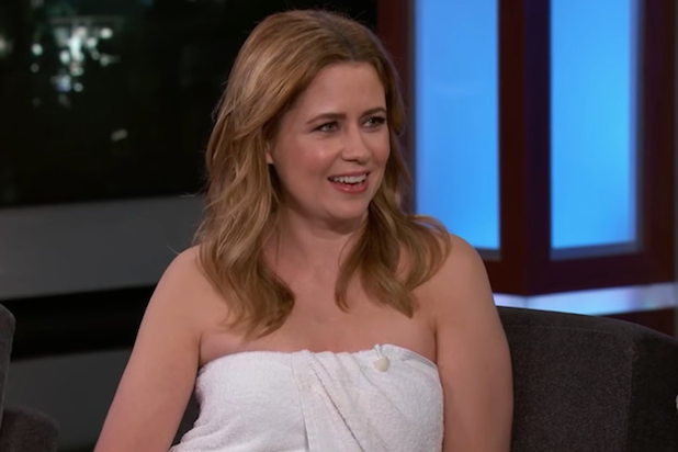 Jenna Fischer Office Porn Captions - Jenna Fischer Wears a Towel on 'Kimmel' After Her Dress ...