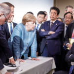 Trump und Angela Merkel starren: Foto von G-7 setzt das Internet in Brand