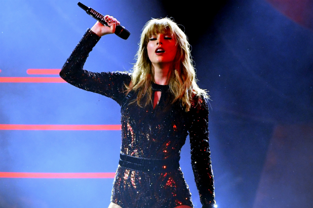 Taylor Swift Solo Porn - Taylor Swift to Open New NFL Stadium in Los Angeles With ...
