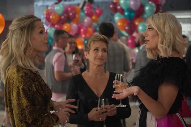 Tori Spelling And Jennie Garth On Bh90210 Finale S Soapedy