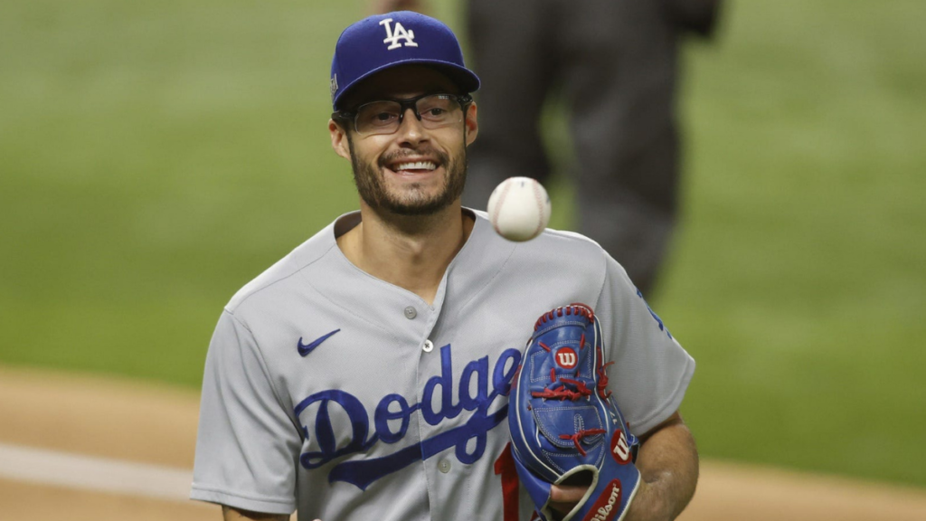 Dodgers' Joe Kelly Wears Fan's Mariachi Jacket During White House Visit