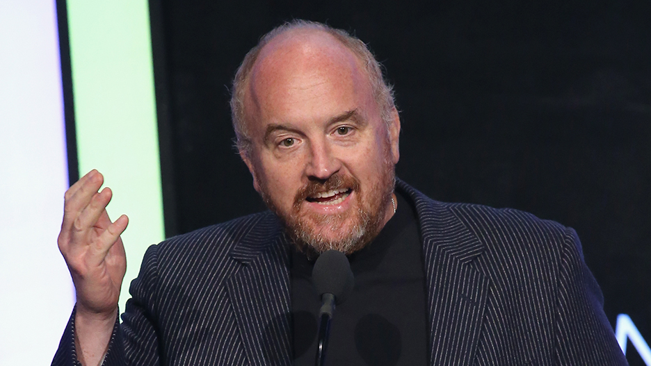 Louis CK launched his comeback tour by performing in front of a giant SORRY  sign - PRIMETIMER