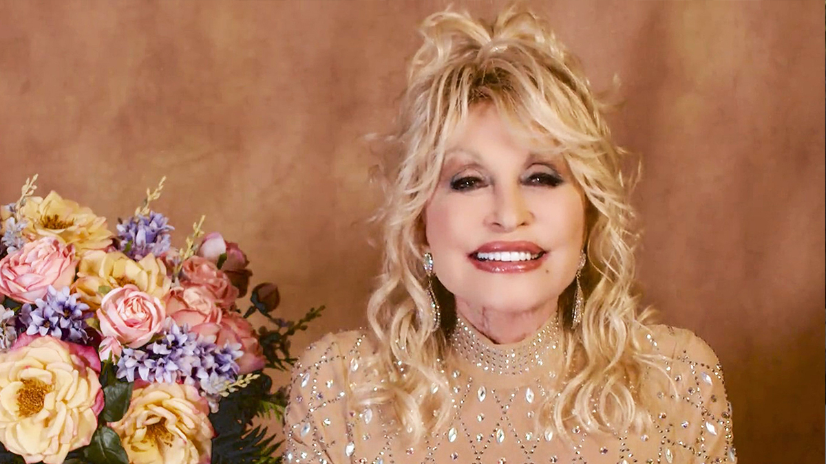 Dolly Parton To Host 22 Academy Of Country Music Awards