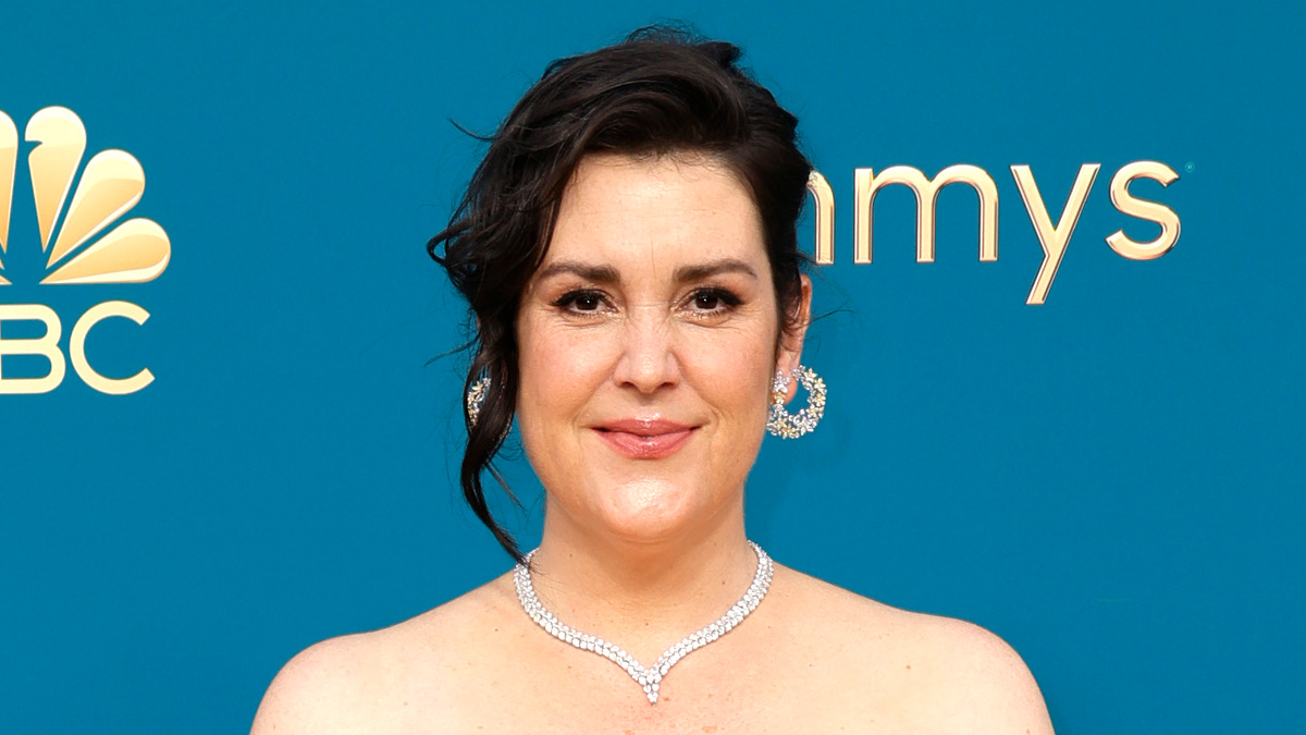 Yellowjackets Star Melanie Lynskey Teases a Crazy Season 2 (Video ...