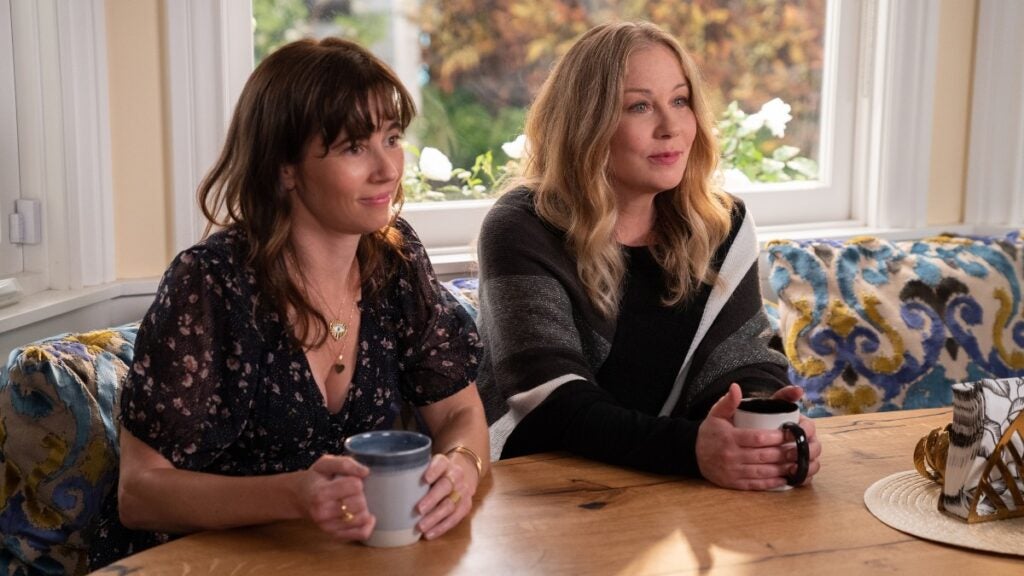 DEAD TO ME (L to R) LINDA CARDELLINI as JUDY HALE and CHRISTINA APPLEGATE as JEN HARDING in DEAD TO ME. Cr. Saeed Adyani / Netflix