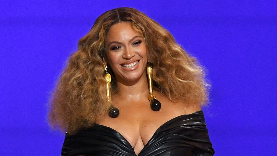 Beyoncé Slays at Soul Train Awards With 3 Prizes: Complete Winners List ...