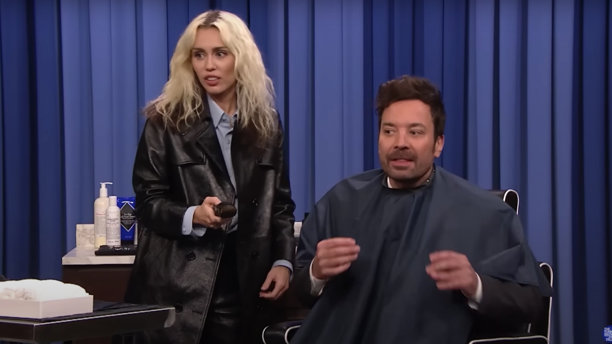 Watch Miley Cyrus Shave Off Jimmy Fallons Beard Trendradars 5087