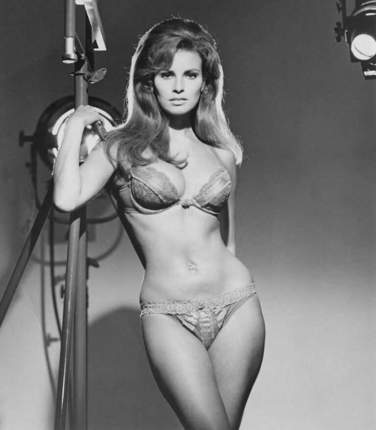 Raquel Welch A Photo Tribute To The Sex Symbol And Golden Globe Winning Actress Thewrap 