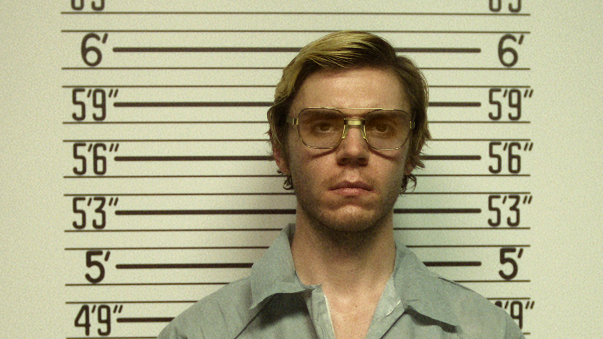 Evan Peters transforms into Jeffrey Dahmer in first look at new