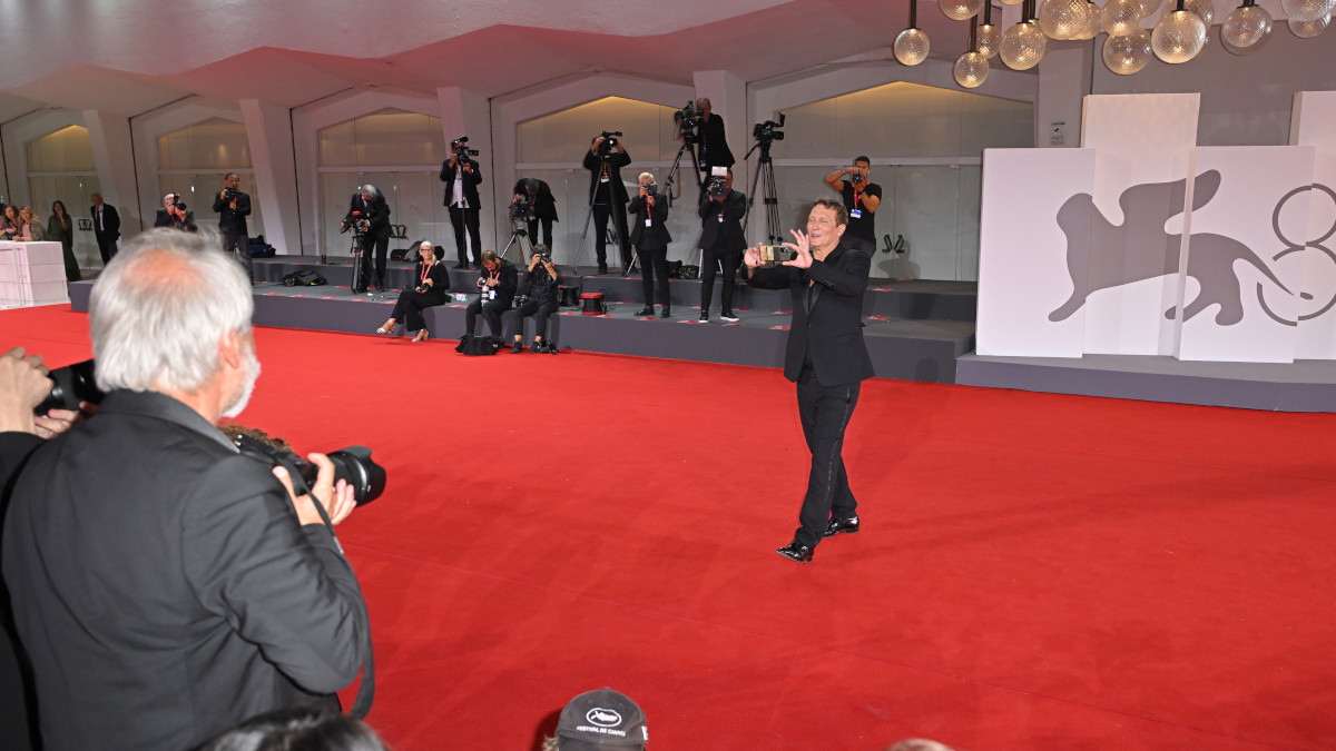 Bradley Cooper to Skip Venice Premiere of 'Maestro' in Solidarity With  SAG-AFTRA Strike - TheWrap
