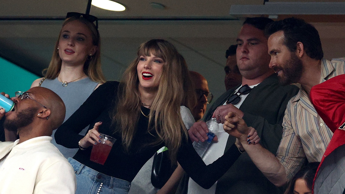 Travis Kelce Reacts to Having Taylor Swift at Chiefs vs. Jets Game - E!  Online