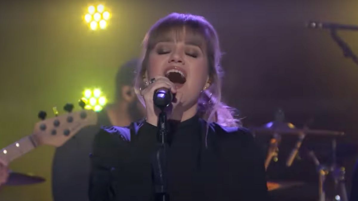 Kelly Clarkson Buys Herself ‘Flowers’ Covering Miley Cyrus’ Self-Love Anthem | Video