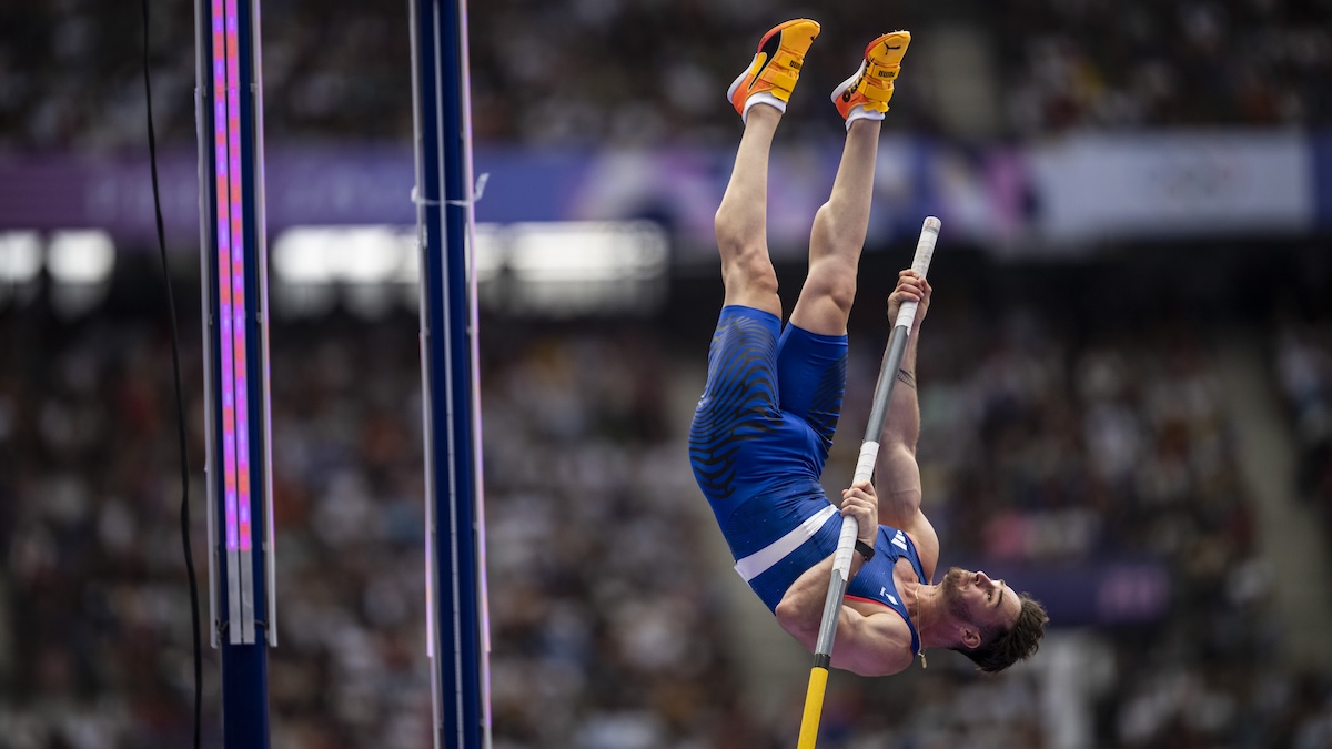 Olympic Pole Vaulter’s Crotch Smacks Into Bar, Costs Him Event | Video