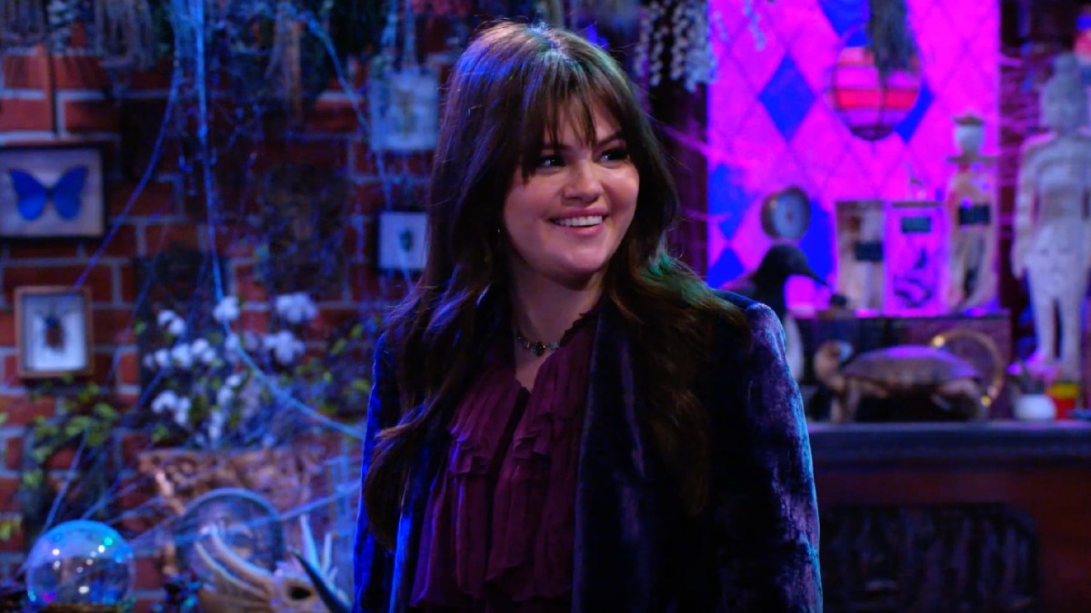 Wizards Beyond Waverly Place brings the Russos back together in a behind-the-scenes video