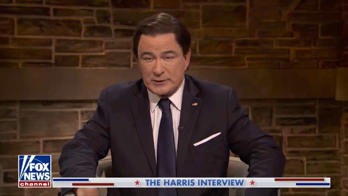 ‘SNL’: Alec Baldwin Returns – as Bret Baier – to Roast the Kamala Harris Fox News Interview | Video