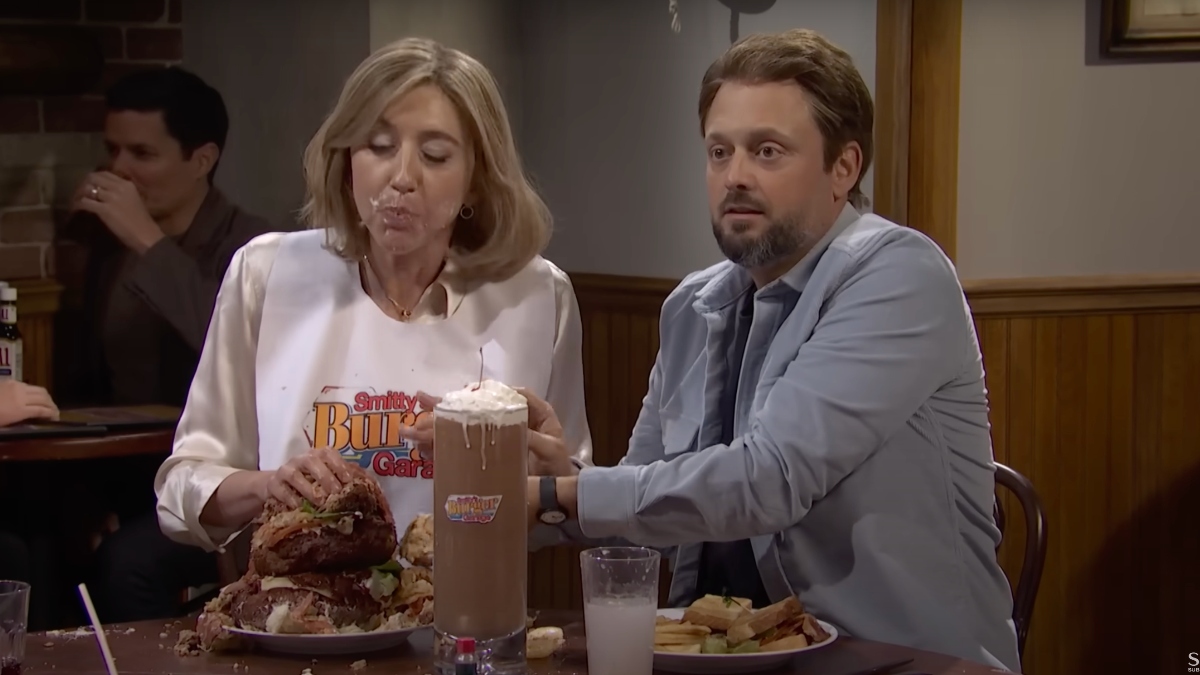 Bintang SNL keluar dari karakternya saat mereka menyaksikan Heidi Gardner makan burger raksasa