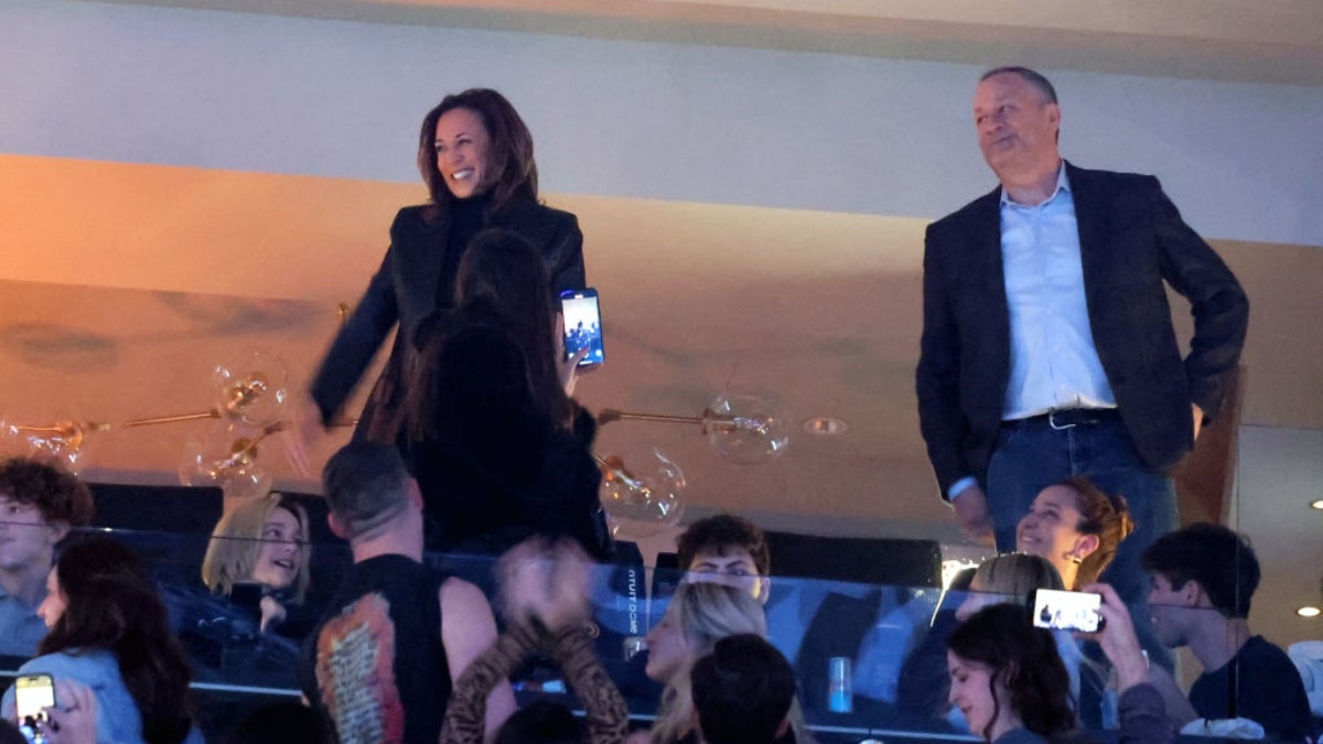 Kamala Harris and Doug Emhoff Get Hero’s Welcome at FireAid | Video